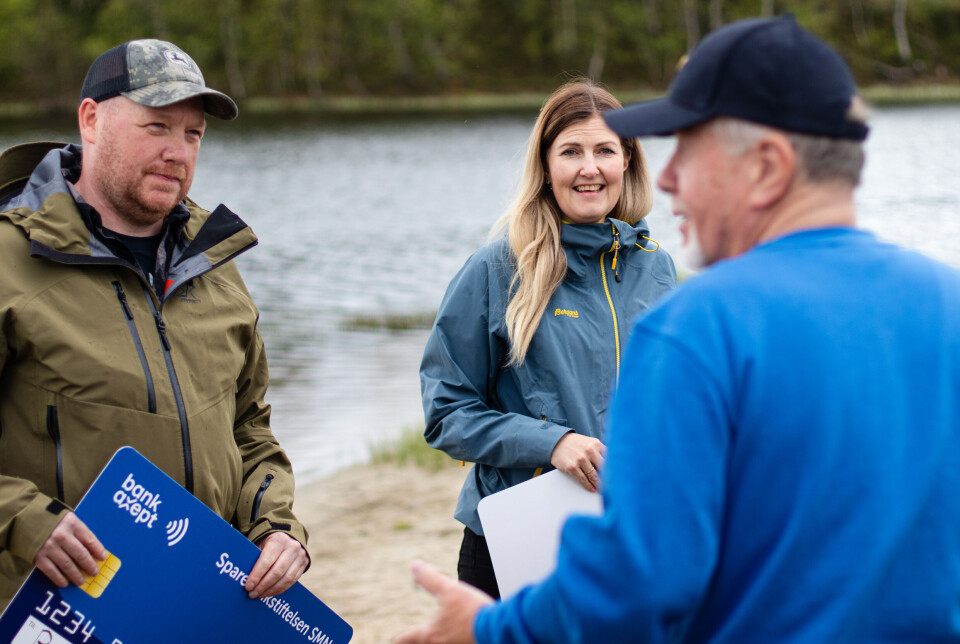 LANGT PÅ VEG: Trond Egil Bjørke i Røros jeger- og fiskerforening, og Siri Hegseth i Brekken ungdomslag fikk 100.000 kroner hver fra Sparebankstiftelsen SMN for henholdsvis skytesimulator og natursti. Begge får gjennomført sine prosjekter takket være disse midlene. I forgrunnen står Per Ludvig Engsæter i Røros Rotary Klubb.