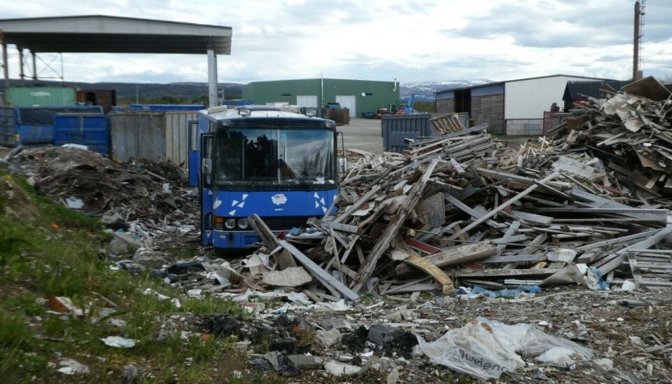 BUSS?: Du finner mye diverse avfall hos RCM. Denne bussen, for eksempel. Statsforvalteren i Trøndelag pålegger nå Røros Container og miljø å rydde.