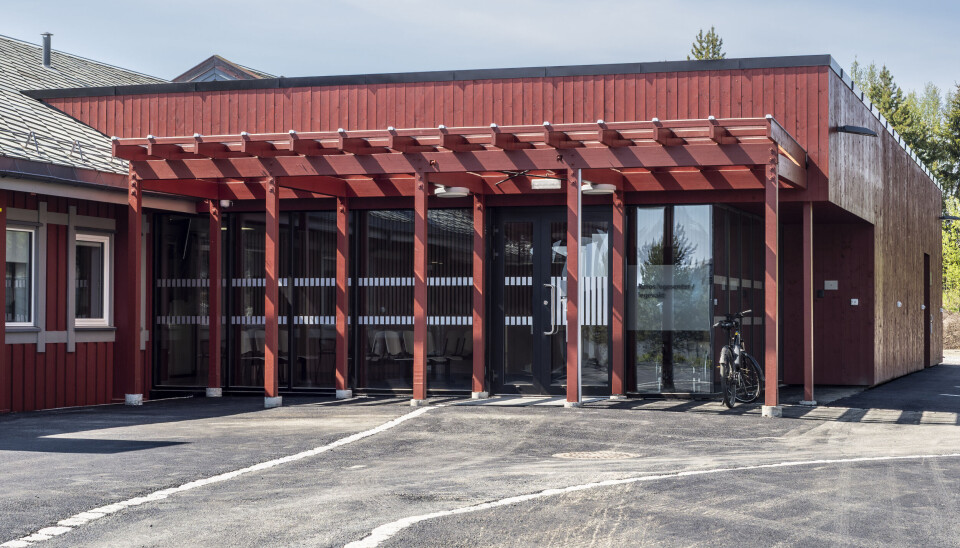 OG UTSIDA: Her er det nye inngangspartiet til Røros legesenter, med overbygg, mye lys og store glassflater.