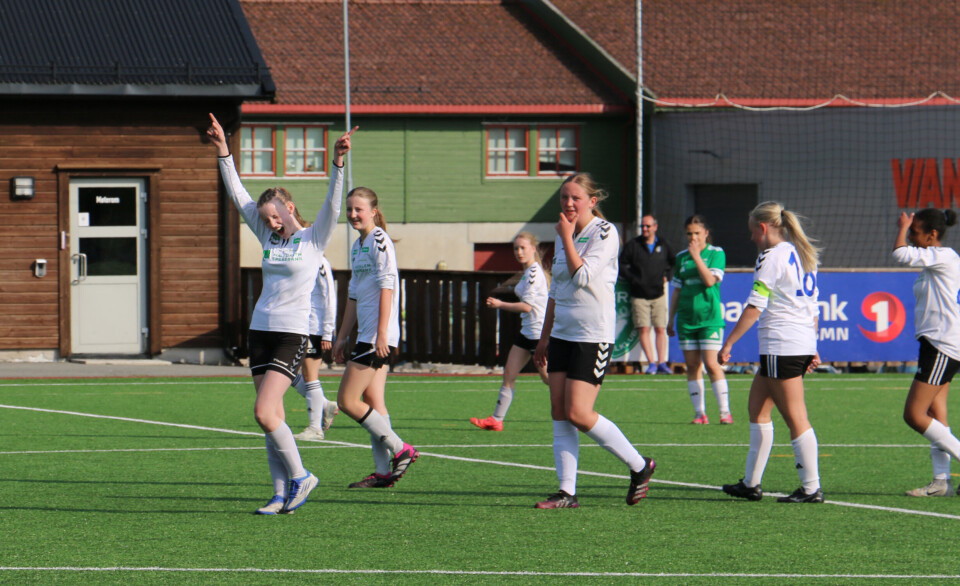 JUBEL: Cecilie Kolstad Grøtådal, Maja Lundereng, Leila Brandsfjell og Marit Dybdalsbakk jubler etter seier mot Hitra lørdag.