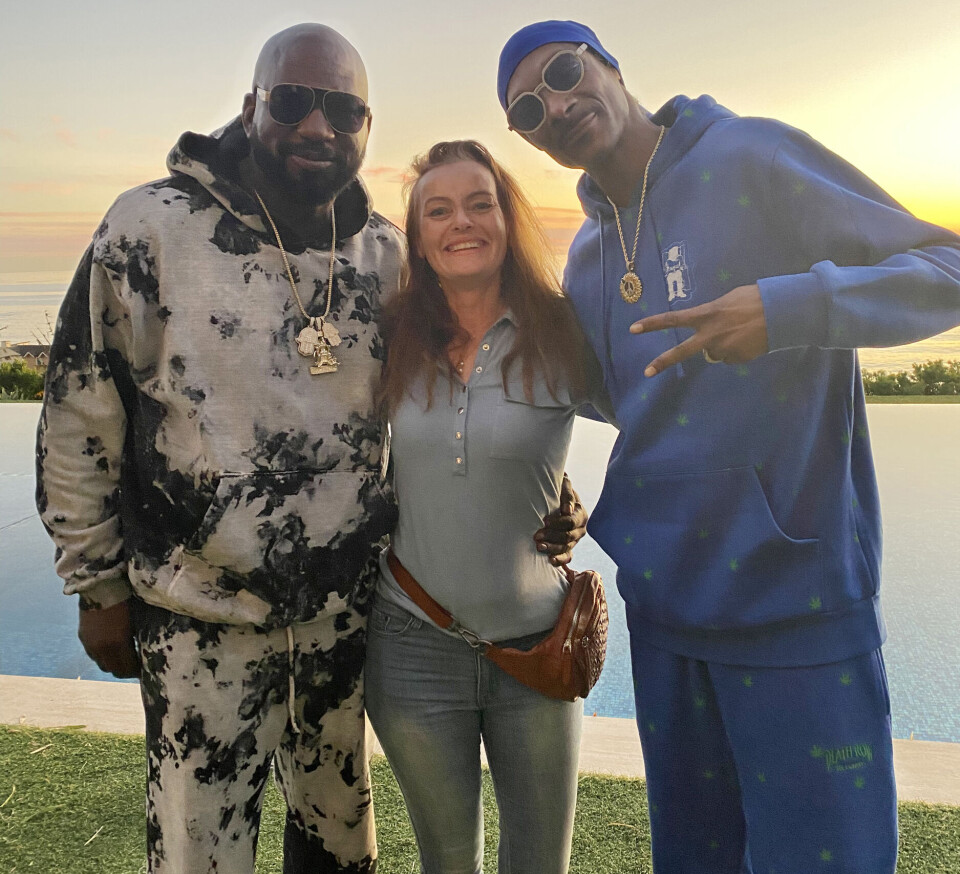 SNOOP: Tonje Cicilie Nordgaard med rapperen og skuespilleren Snoop Dogg (til høyre). Herren til venstre er ukjent. Foto: Privat.