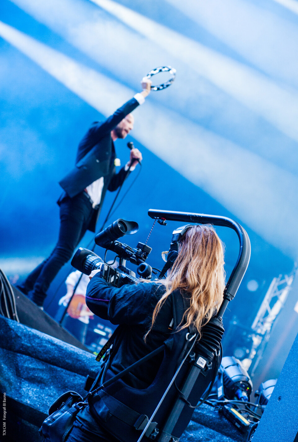 KONSERT: Tonje som livescreen-fotograf under konsert med Madrugada i Trondheim. Foto: Privat.