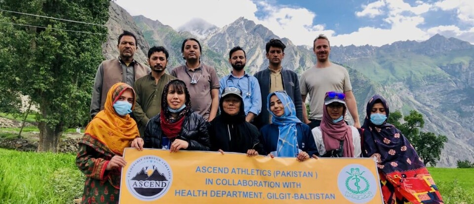 DOKUMENTERER: Augustus Moltubakk (bak til høyre) har vært i Pakistan på filminnspilling.