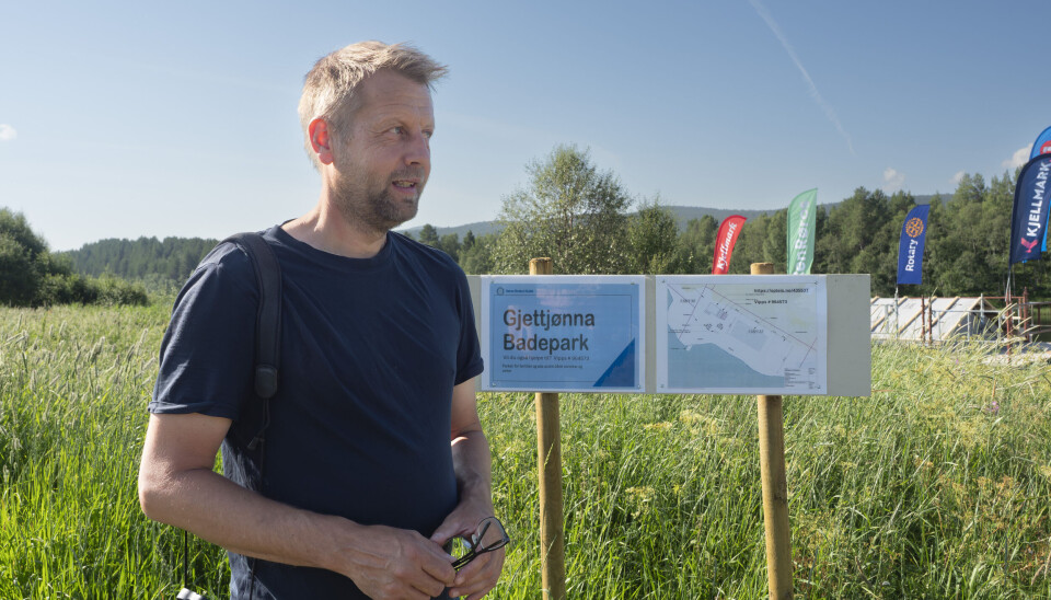 FUGLEVOKTEREN: Martin Røsand er leder i Birdlife på Røros og er sterkt opptatt av natur, dyr og fugler. – Det er klart vi skal ha en badeplass, men må bruken utvides på denne måten både i tidsperiode og areal, undrer han.