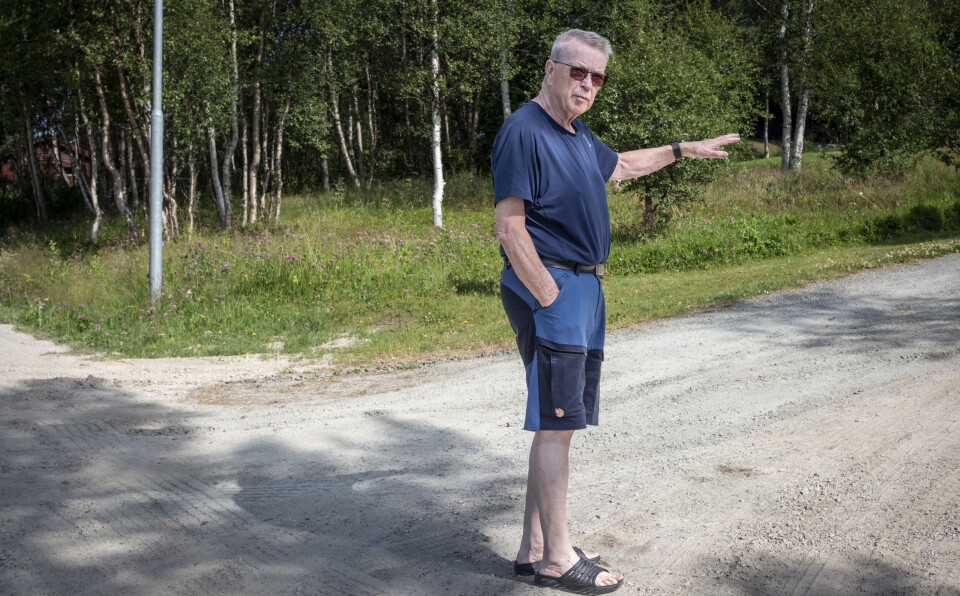 FRUSTRERT: Geir Tønset bor i Jamtveien og mente han hadde vært tydelig ovenfor Telenor. – Likevel kom vi hjem fra ferie med ei grøft på rundt 25 meter i oppkjørselen vår, sier han.