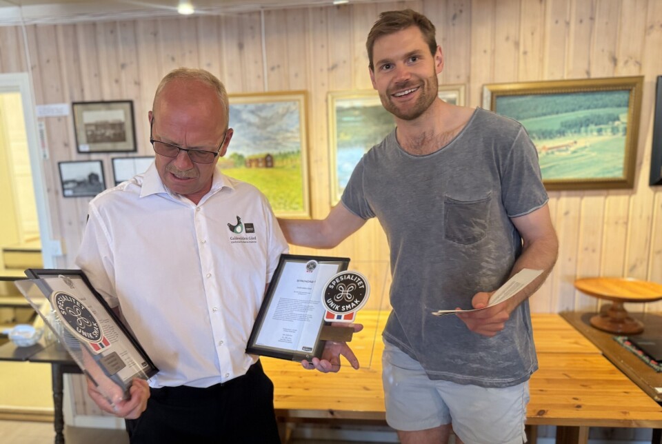 TO NYE MERKER: Galåvolden Gård ved daglig leder Rune Krogh kunne motta to nye Spesialitet-merker for dessertene Sitrondrøm og Festkaramell av landbruksminister Nils Kristen Sandtrøen (Ap) fredag.