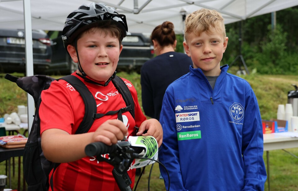 SPREKE GUTTER: Mathias Haugsgjelten (11) og Jakob Fætten (11) har begge syklet Øyungen rundt i tre år.