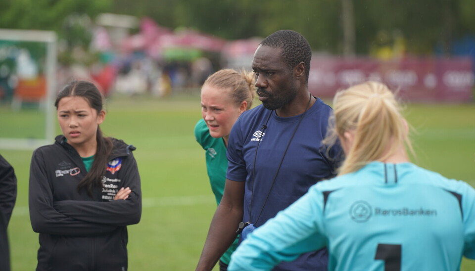 VENTER PÅ NESTE KAMP: Nyang'Owo Otieno tok pausepraten med jentene. Nå venter B-sluttspill for Røros-jentene.