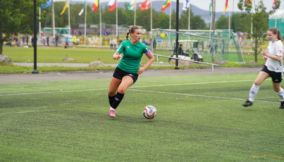 VIDERE: Kaptein Eira Engesvoll og resten av J17-laget fra Røros fikk en tidlig start torsdag morgen, og slet seg til seier.