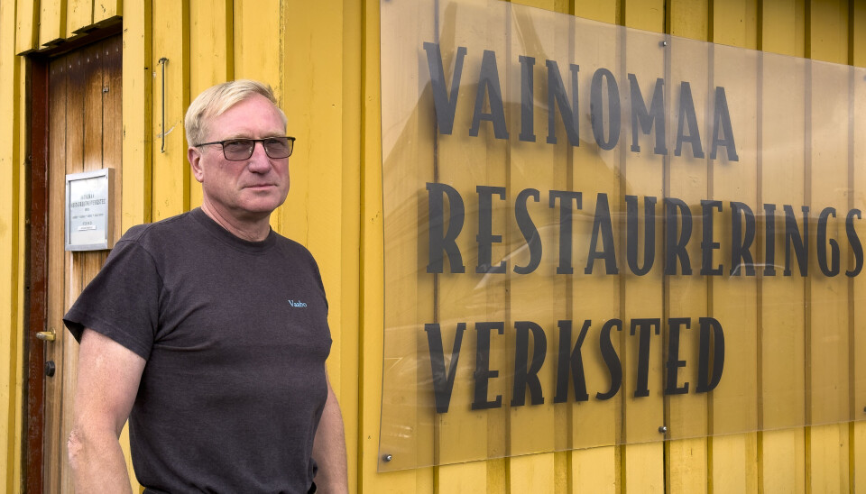 RESTAURERER: Vaabo Vainomaa restaurerer stort og smått i verkstedet i Osloveien.