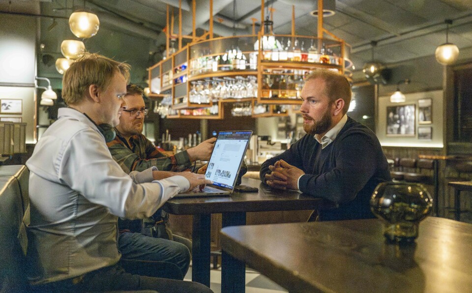 SKAL PÅ TINGET: Isak V. Busch (t.h.) tok en pause fra valgvaka for å snakke med Fjell-Ljom, som for anledningen valgkvelden hadde flytta desken til Bergstadens Hotel. Når det nye Stortinget konstitueres, er han blant de 169 representantene som tar sete. Isak V. Busch