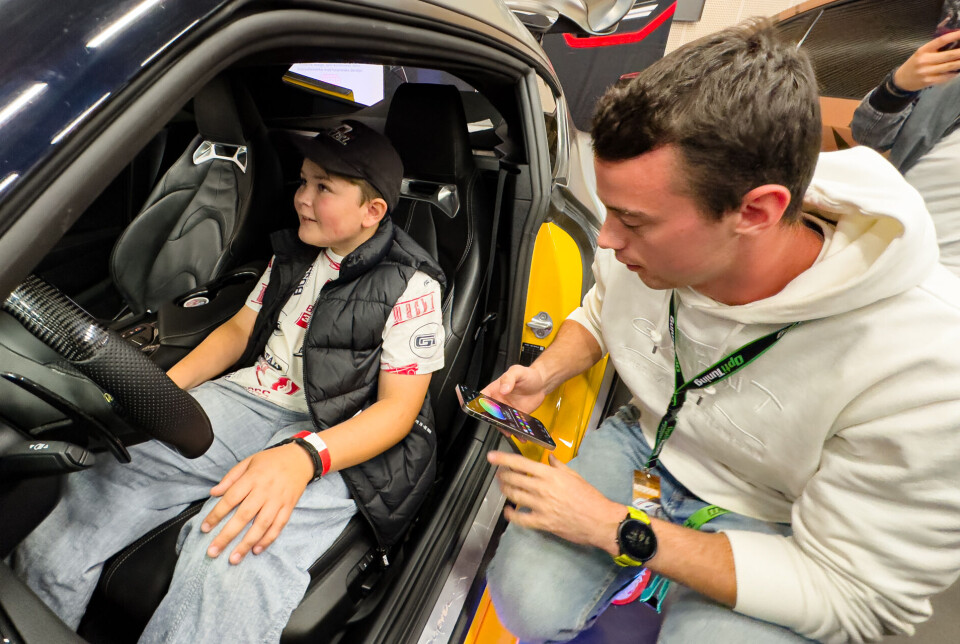 PRØVESITTE: Mathias Haugsgjelten fikk lov til å prøvesitte i Toyota Supraen til Emile Kleven.