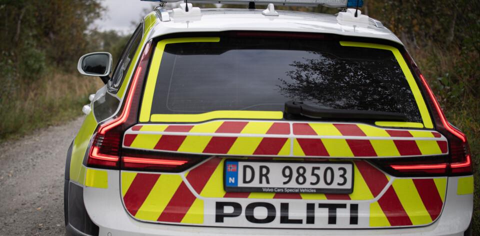 Bil utfor vegen. Politiet mistenker ruskjøring.