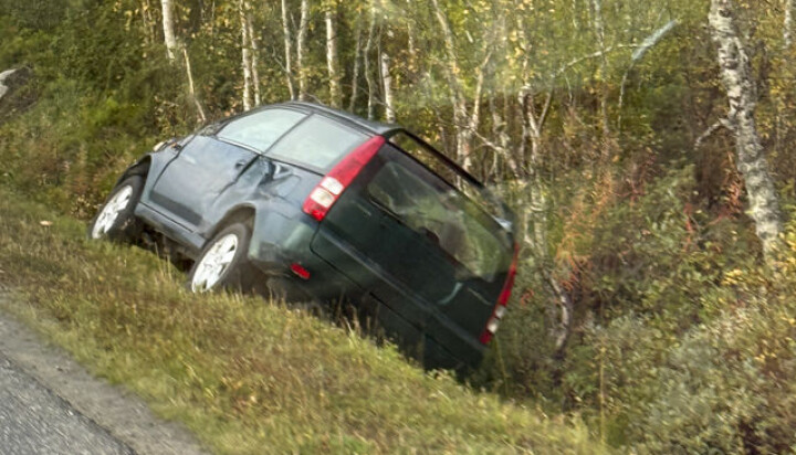 GRØFTA: Bilen sto godt planta i grøfta etter uhellet.