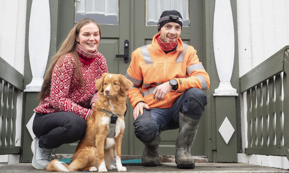 GODT FORNØYD: Nora Nesvold og Truls Trondsetås ønsker velkommen til gårds sammen med hunden Nuuki. GODT FORNØYD: Nora Nesvold og Truls Trondsetås ønsker velkommen til gards sammen med hunden Nuuki.