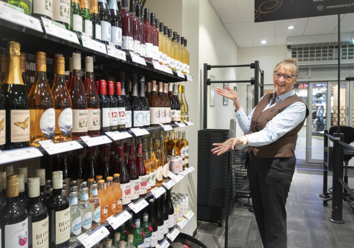 POPULÆR DRIKKE: Færre velger amerikansk, men butikksjef Birgitte Helen Følstad ved polet i Domus sier at det er svært positivt at alkoholfritt stadig oftere havner i handlekurva. – Her har vi også fått en rekke nye norske produkter som slår godt an, sier hun. Birgitte Helen Følstad Vinmonopolet