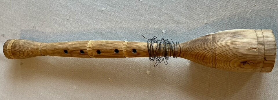 INSTRUMENTET: Det er laget av et lett og ganske mykt treslag, sannsynligvis gran. Sannsynligvis er det kløyvd på midten og hult ut med kniv. Instrument fra Feragen