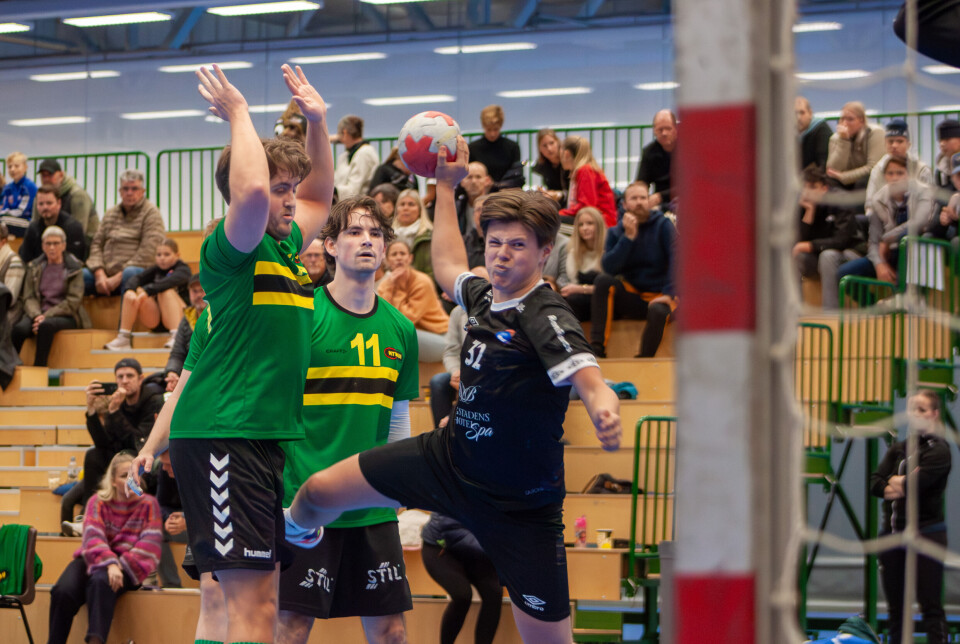 JULING: Magnus Rian scora to mål mot NTNUI, men det hjalp så lite. Studentene grisebanka Røros i herrenes 4. divisjon. Sluttresultatet ble 21–41. De yngre guttene og jentene til Røros klarte seg betraktelig bedre samme sted samme dag.