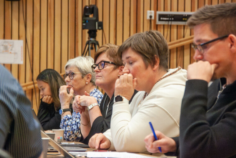 FERDIG MED AP: Heidi Greni (midten) er leder i Holtålen Senterparti og førstevara til kommunestyret. Hun og resten av Sp er nå ferdige med Torhild Løvdal (to f.v.), Beate Haugen Knudsen (t.v.) og resten av Ap. Til høyre: Arve Hitterdal og Kristin Granhaug fra Framtida Holtålen. Bildet er fra kommunestyremøtet 10. september.