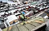 Arbeider med sikringsutstyr går langs kirkespir over snødekte hus i Røros. Ole Jørgen Kjellmark