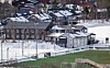 Bygninger ved Ren Røros-anlegget omgitt av snø og fotballbane i forgrunnen.