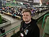 Person på tribune med utsikt over fullsatt LAN-hall med dataskjermer