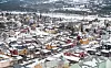 Oversiktsbilde av vinterkledd småby med fargerike trehus på Røros.