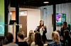 Foredragsholder står foran lerret og taler til kursdeltakere i et møterom.