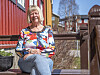 Liv Hanne Tønset på trappa utenfor Kjerkgata 58. – Her var det butikk fram til 1965, og huset ble freda i 1923, forteller hun om barndomshjemmet.