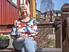 Liv Hanne Tønset på trappa utenfor Kjerkgata 58. – Her var det butikk fram til 1965, og huset ble freda i 1923, forteller hun om barndomshjemmet.