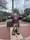 Liv Hanne Tønset med én fot på den sørlige og én fot på den nordlige halvkule, nøyaktig plassert på ekvator i Ecuador.