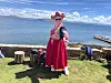 – Noen ganger går man helt frivillig i turistfella. Dette er én av de gangene, forteller Liv Hanne om bildet av henne i lokal tradisjonell folkedrakt ved Titicacasjøens bredd.