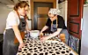 To kvinner står ved et kjøkkenbord og baker med deig i en bolle i et rustikt kjøkken. Ingerlemse Kalsa Bakemesterskapet Ida Rambraut Tove Gløtheim