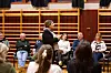 Kommunalsjef organisasjon og samfunn i Røros kommune, Hanna Souwaid Tollan, ønska velkommen til folkemøtet onsdag. Kommunalsjef for oppvekst og inkludering, Ingvild Prøsch-Moen, sitter til høye for henne. Per Arne Gjelsvik (V) til venstre med grønn genser.